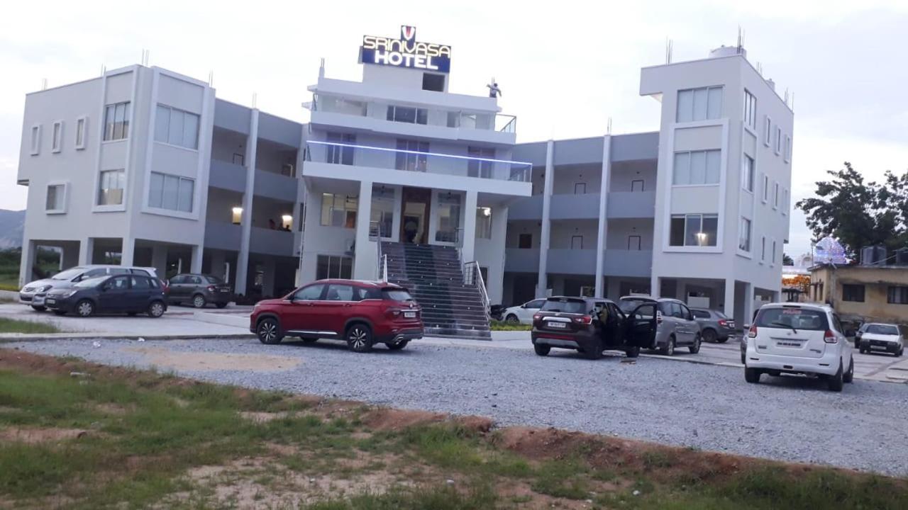 Srinivasa Hotel Tirupati Eksteriør billede